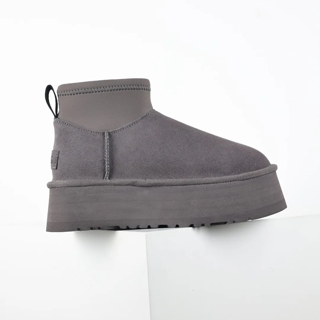 Pick up locally 💰600 Core recommended good price It is a very suitable choice for home furnishings. In the new year, uug launched a series of styles, which are partial to the preferences of young consumers and have also moved to the forefront of fashion trends. Shoe body material: water-repellent coated suede upper, 17 mm UGGPURE™ implantable wool insole, lightweight non-slip and comfortable rubber outsole, with brand LOGO and trademark, with full packaging Size: 35 36 37 38 39 40